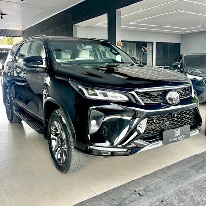 TOYOTA HILUX SW4 2.8 D-4D TURBO DIESEL DIAMOND 7L 4X4 AUTOMÁTICO